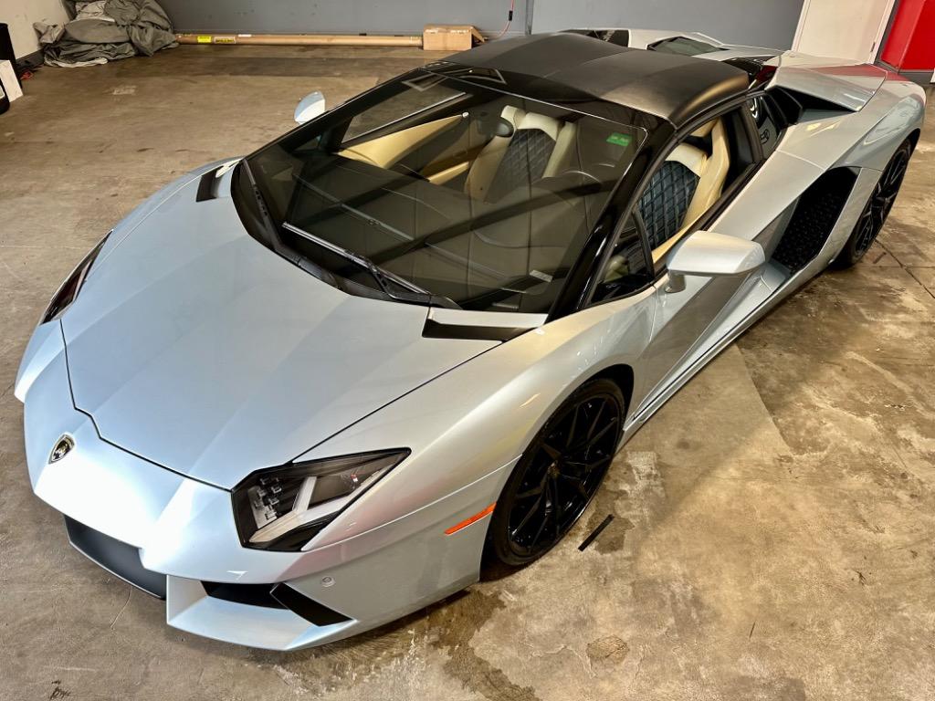 2014 Lamborghini Aventador Base photo 17