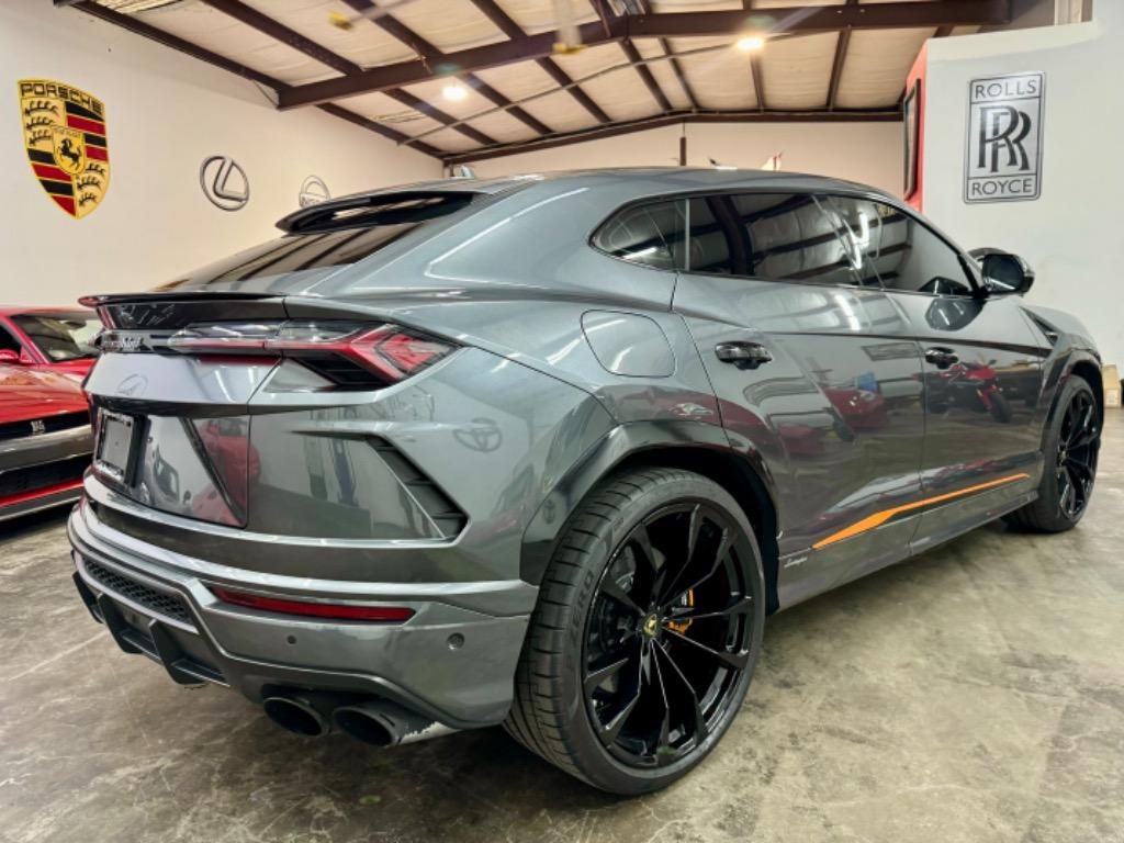 2019 Lamborghini Urus Base photo 4