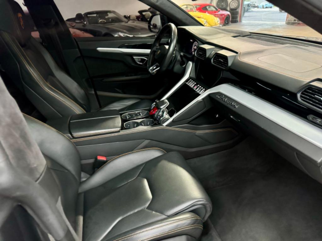 2019 Lamborghini Urus Base photo 11