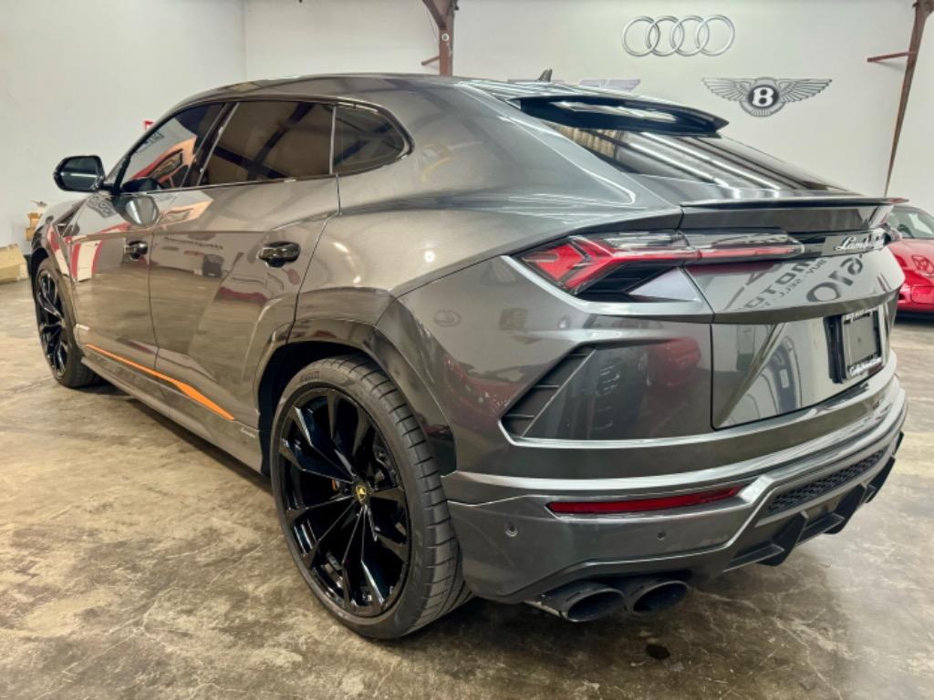 2019 Lamborghini Urus Base photo 2