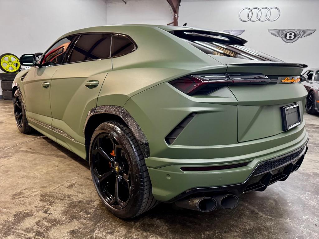 2019 Lamborghini Urus Base photo 2